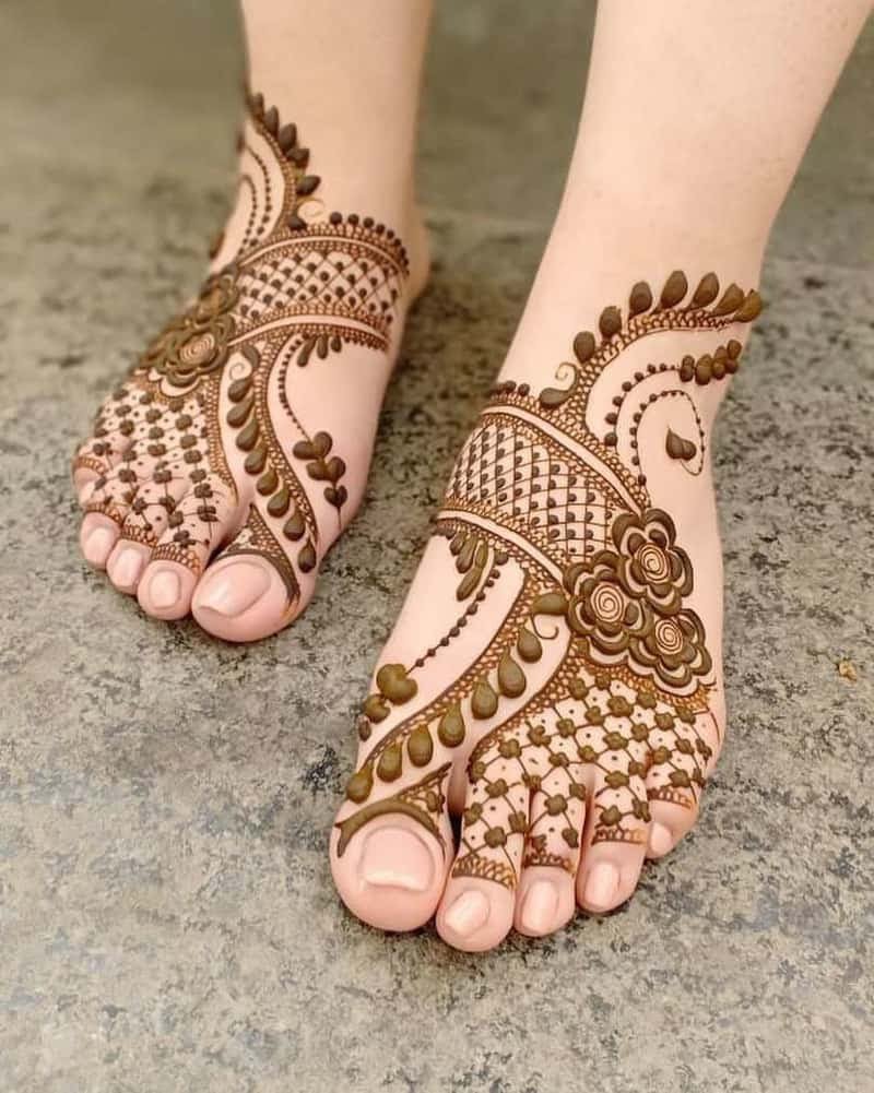 daignol thumb trail feet mehndi design
