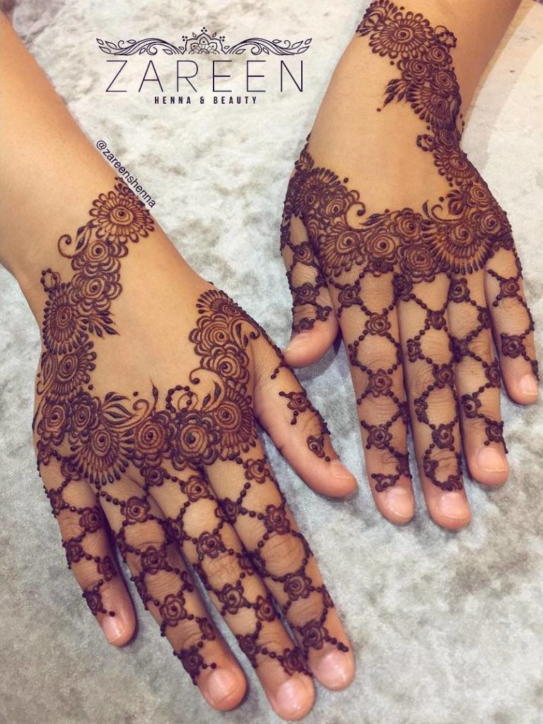 intricate floral mehndi design at backhand