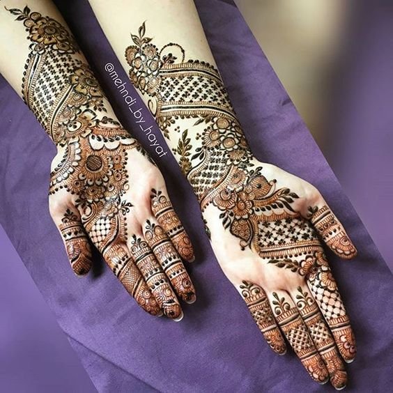 arabic mehndi design on a girls hand